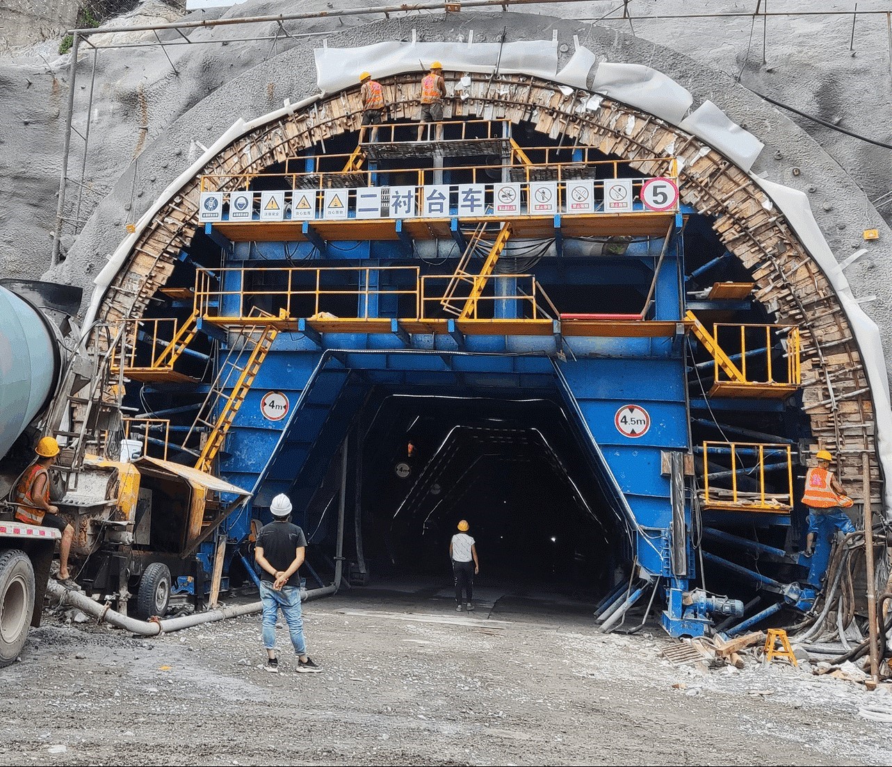 花(huā)岩頭隧道(dào)出口首模二襯順利完成