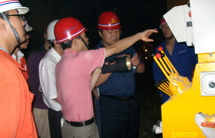 成都(dōu)鐵(tiě)路(lù)局、渝黔鐵(tiě)路(lù)業(yè)主領導、渝利渝涪公司業(yè)主領導到(dào)我公司施工(gōng)的(de)方鬥山(shān)隧道(dào)進口視(shì)察指導工(gōng)作(zuò)