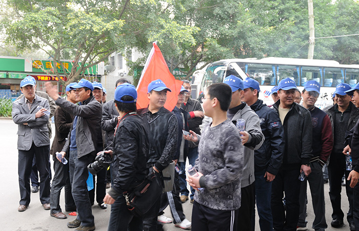 踏春風(fēng)、登鼓山(shān)、争第一(yī)