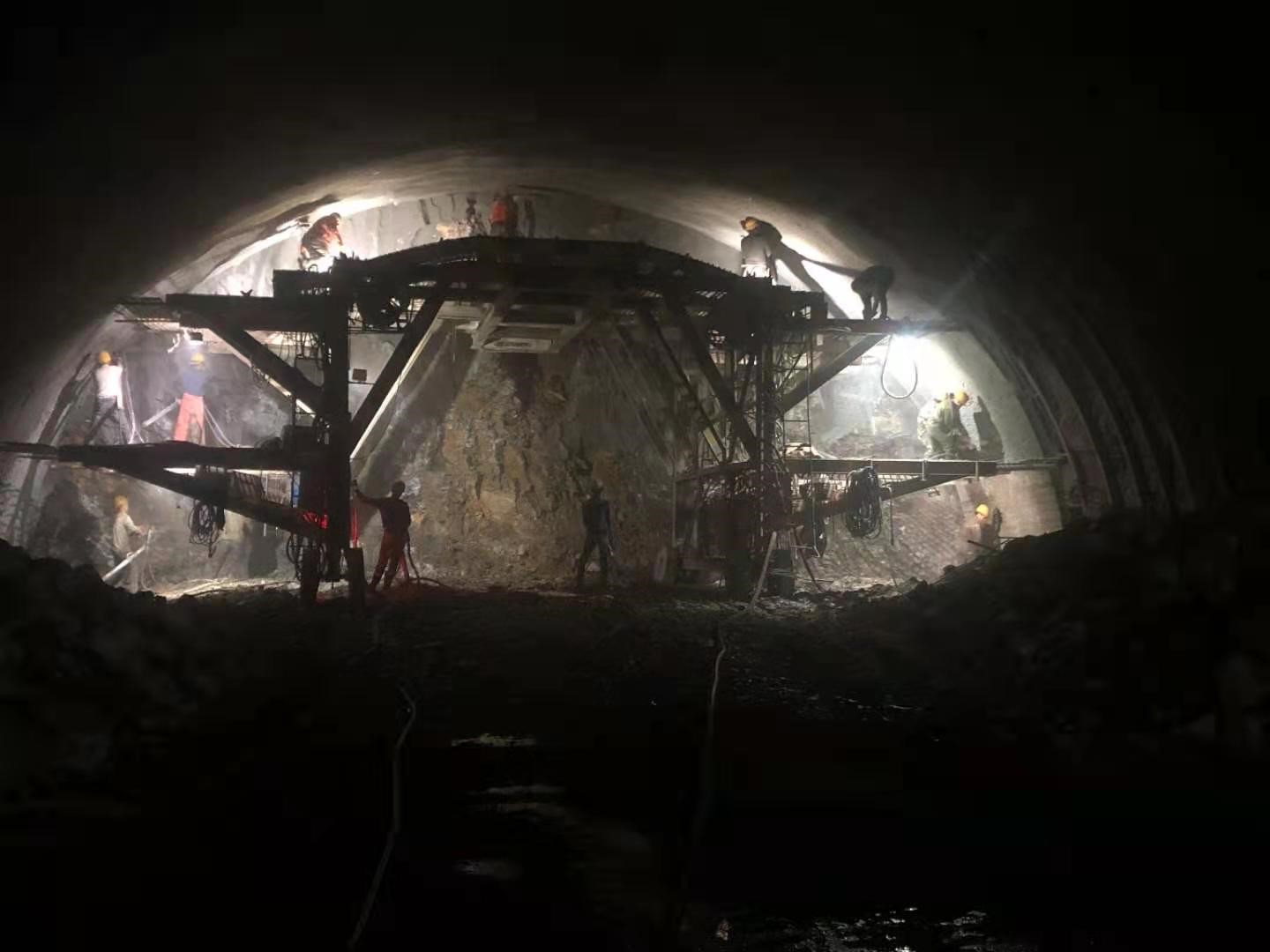 小(xiǎo)龍門(mén)隧道(dào)右線掘進突破千米大(dà)關