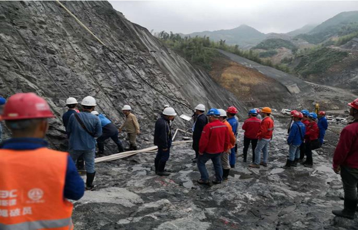 西(xī)安市(shì)人(rén)大(dà)代表巡視(shì)團視(shì)察中鐵(tiě)隧道(dào)西(xī)安地(dì)鐵(tiě)19标工(gōng)程