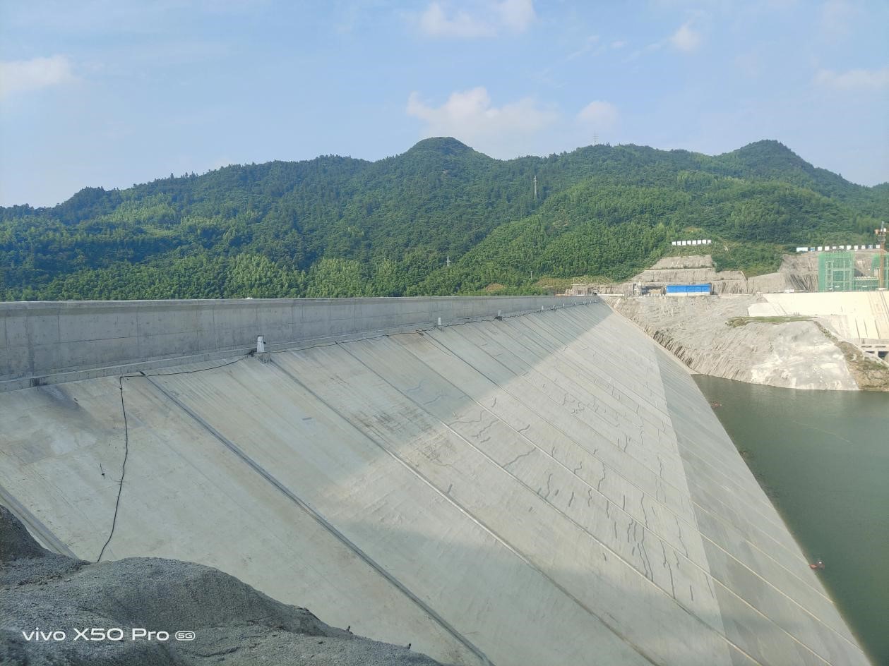 金(jīn)寨項目上(shàng)水(shuǐ)庫大(dà)壩防浪牆澆築完成