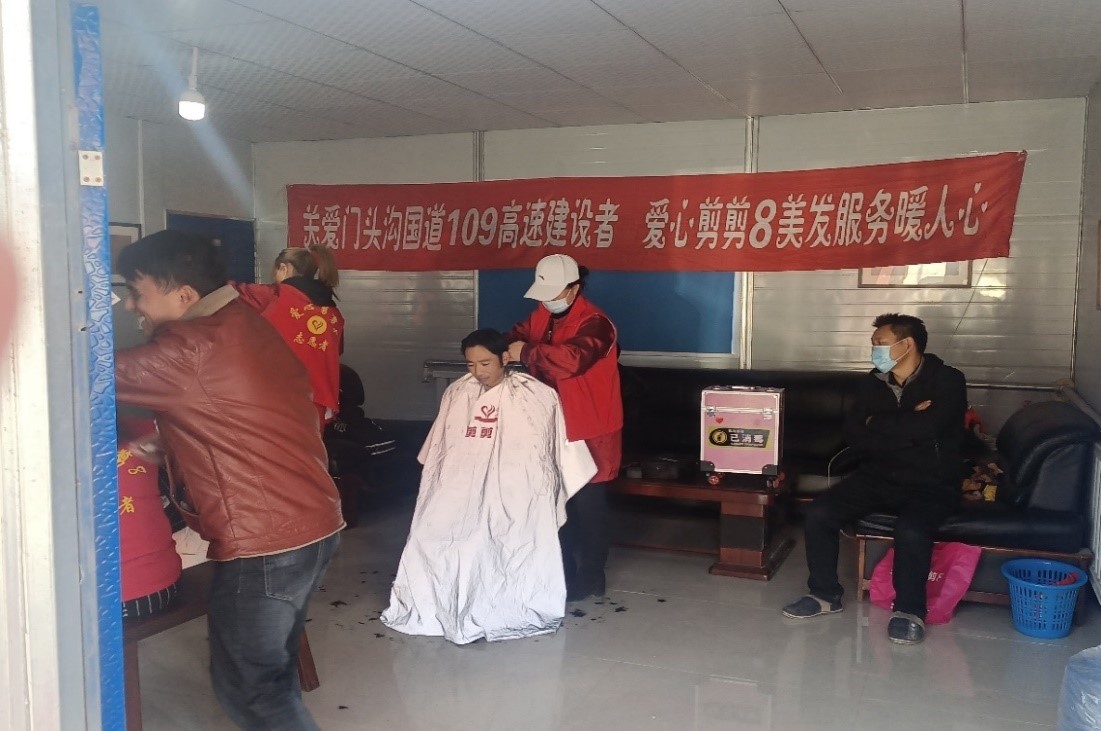 小(xiǎo)紅(hóng)帽公益組織免費(fèi)為(wèi)廣大(dà)農(nóng)民(mín)工(gōng)朋(péng)友(yǒu)理(lǐ)發