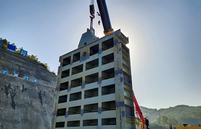 金(jīn)寨項目事(shì)故閘門(mén)門(mén)葉下(xià)放(fàng)工(gōng)作(zuò)順利完成