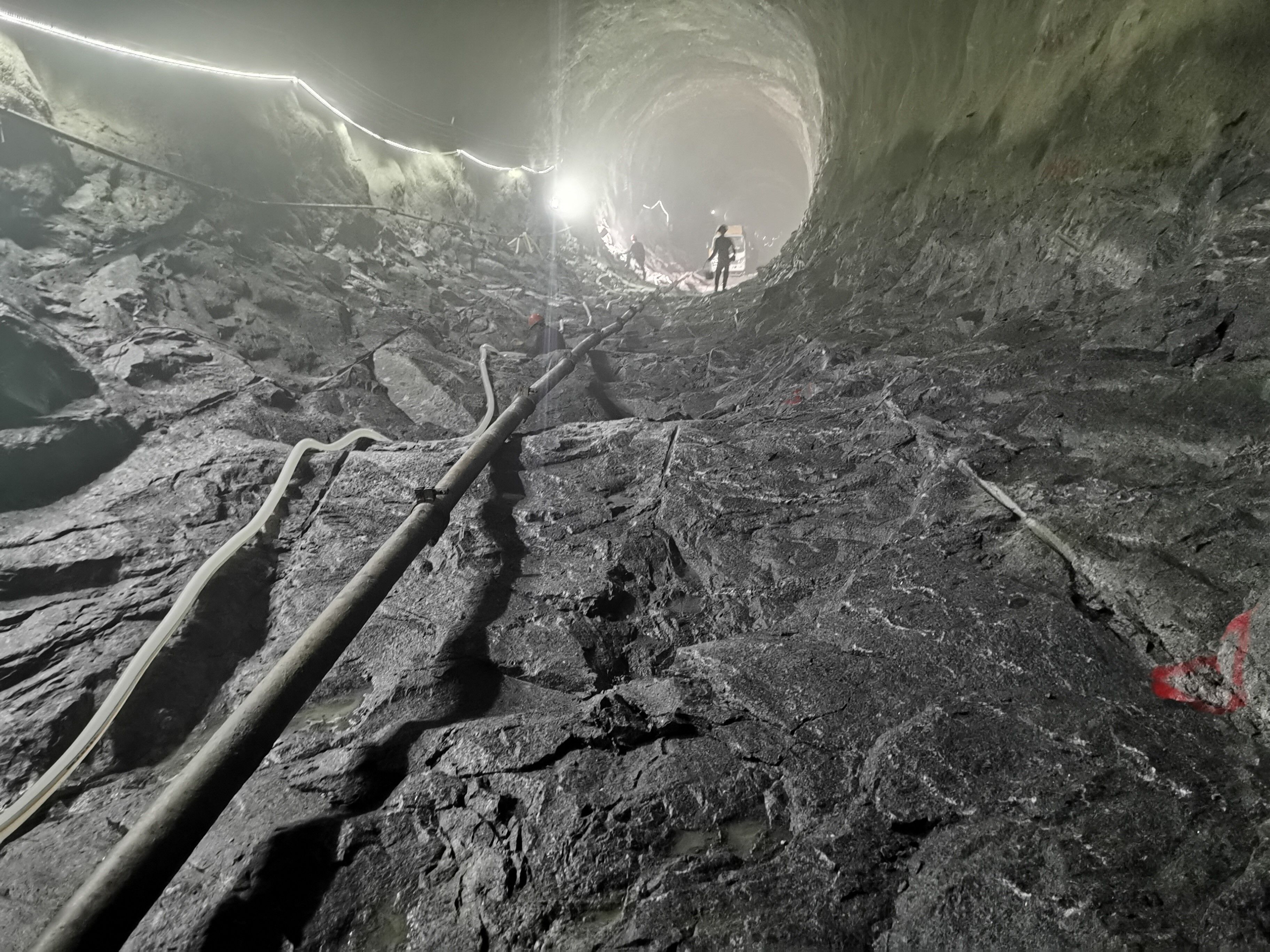 尾水(shuǐ)隧洞底闆清基施工(gōng)圓滿完成