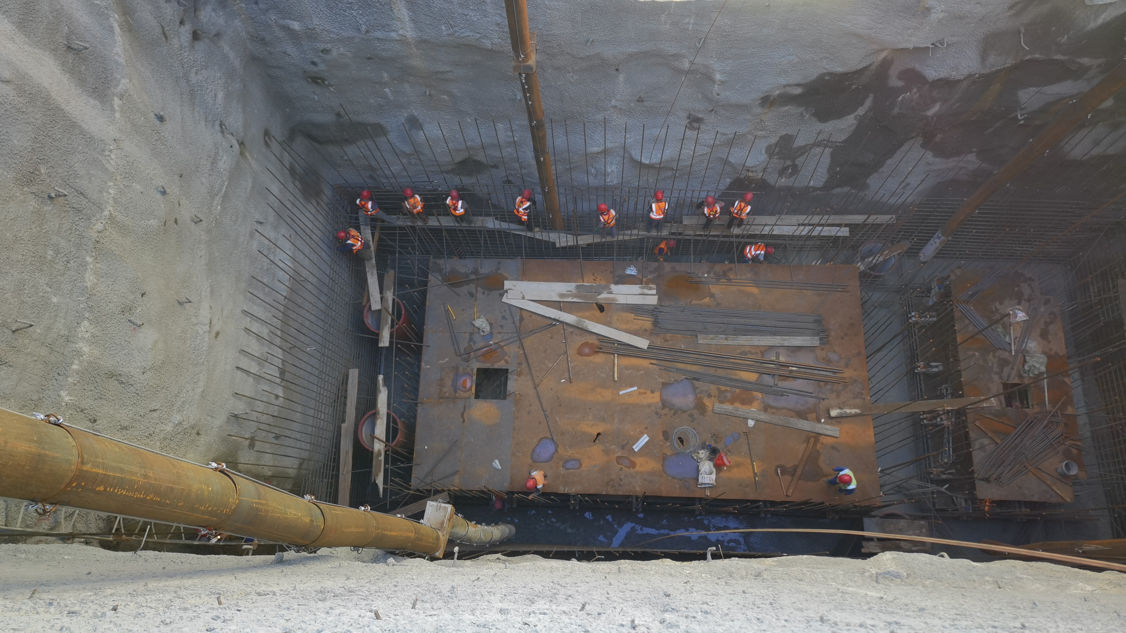 易縣項目洩洪放(fàng)空(kōng)洞閘門(mén)井滑模施工(gōng)順利完成