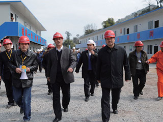 中國(guó)鐵(tiě)道(dào)總公司副總經理(lǐ)盧春房(fáng)視(shì)察渝利鐵(tiě)路(lù)