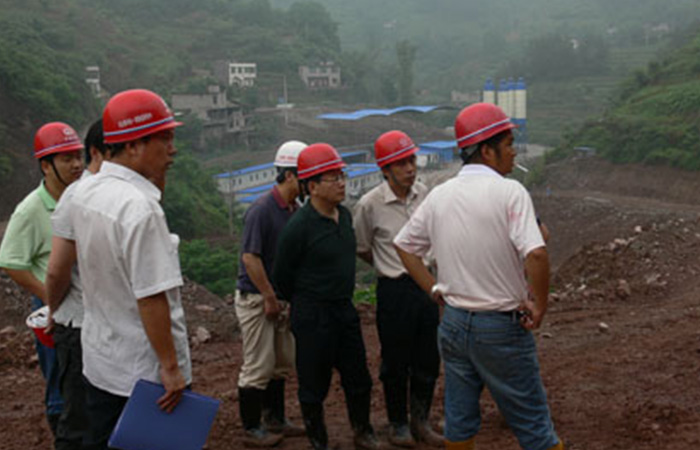 集團公司唐副總經理(lǐ)親臨渝利項目進行(xíng)現(xiàn)場(chǎng)調研