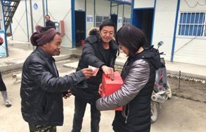 人(rén)間(jiān)自(zì)有(yǒu)真情在 愛(ài)心捐款暖人(rén)心