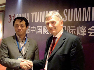 董事(shì)長(cháng)高(gāo)體(tǐ)文(wén)與世界隧道(dào)及地(dì)下(xià)工(gōng)程協會(huì)主席HARVEYW.PARKER親切合影(yǐng)