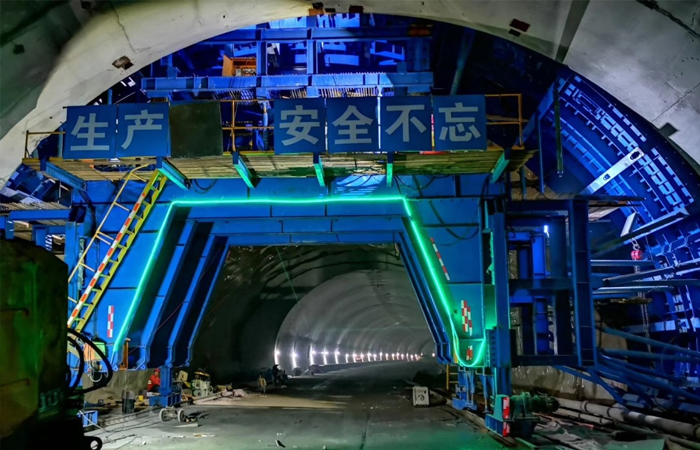 福州104國(guó)道(dào)項目鼓嶺隧道(dào)右洞順利貫通(tōng)