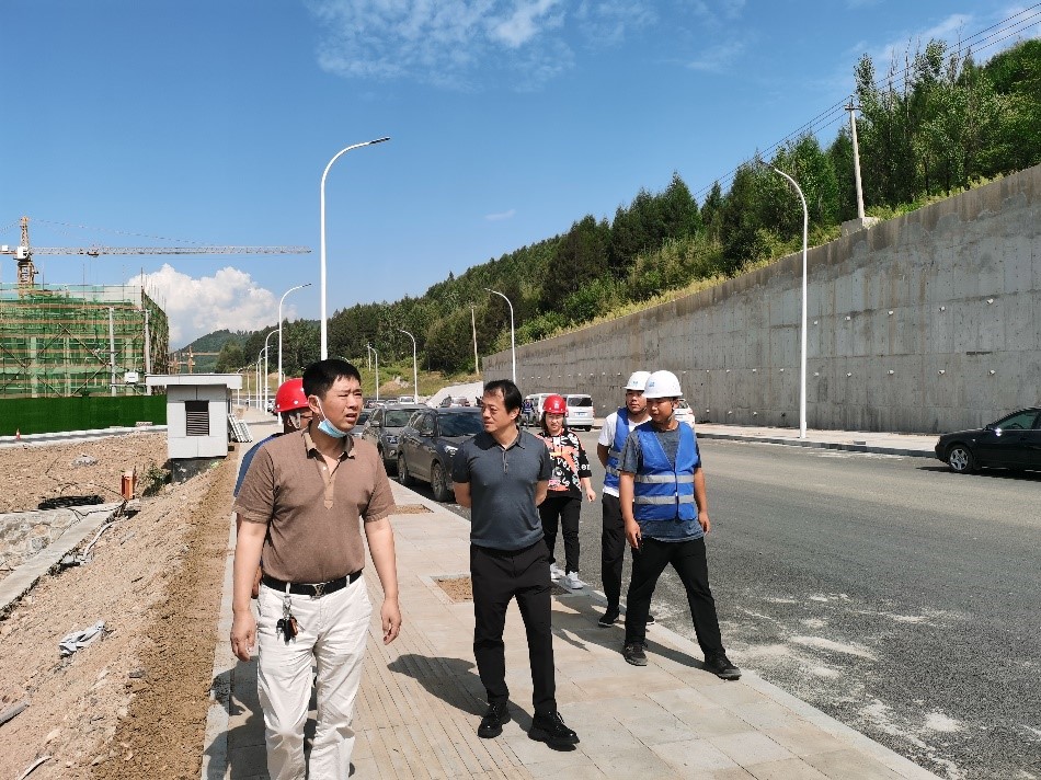 公司董事(shì)長(cháng)莅臨通(tōng)化(huà)管廊項目視(shì)察指導工(gōng)作(zuò)
