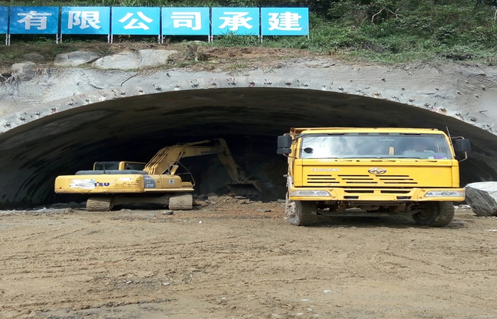 公司渝利項目胡家(jiā)坡隧道(dào)橫洞至進口方向順利打通(tōng)