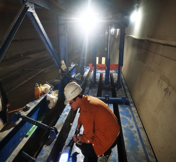 杭溫項目水(shuǐ)溝電(diàn)纜槽整體(tǐ)台車(chē)成功澆築