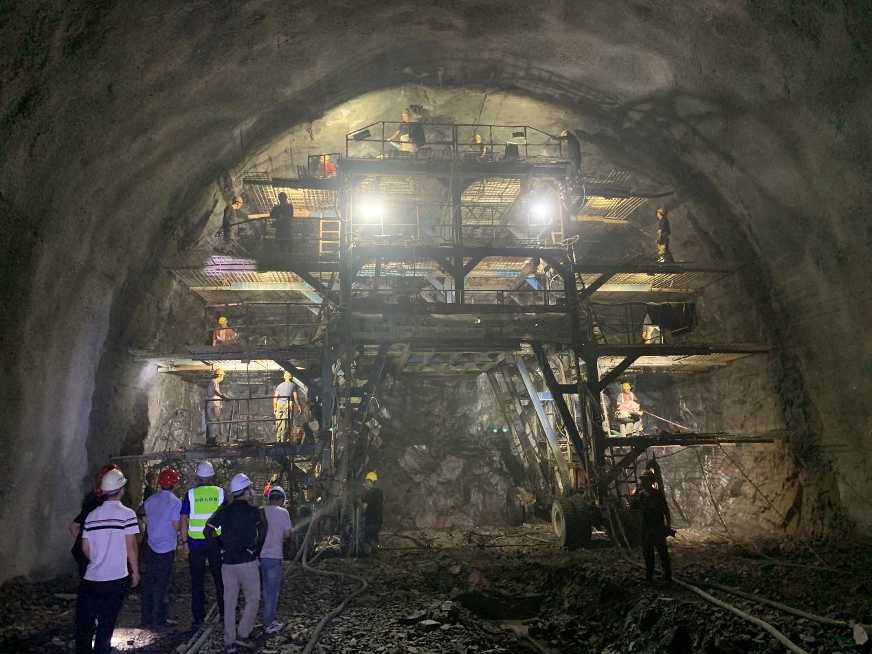 麻谷嶺隧道(dào)出口掘進突破2000米大(dà)關