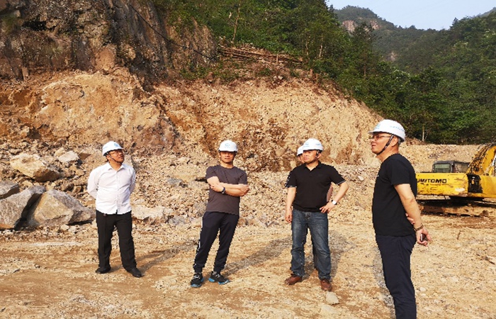 邱副總經理(lǐ)帶領總部各部門(mén)負責人(rén)慰問(wèn)項目人(rén)員(yuán)